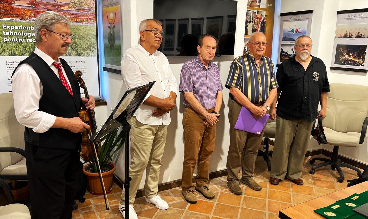 A kiállításmegnyitón közreműködött (balról) Thurzó Sándor József brácsaművész, Stanik István a
KMFT alelnöke, Dorin Popa a kiállítást támogató Sumit Agro cég képviselője, Tóth István az EFA elnöke, a KMFT alelnöke, Horváth Imre fotóművész, a Magyar Fotóművészeti Alkotócsoportok Országos Szövetségének elnöke